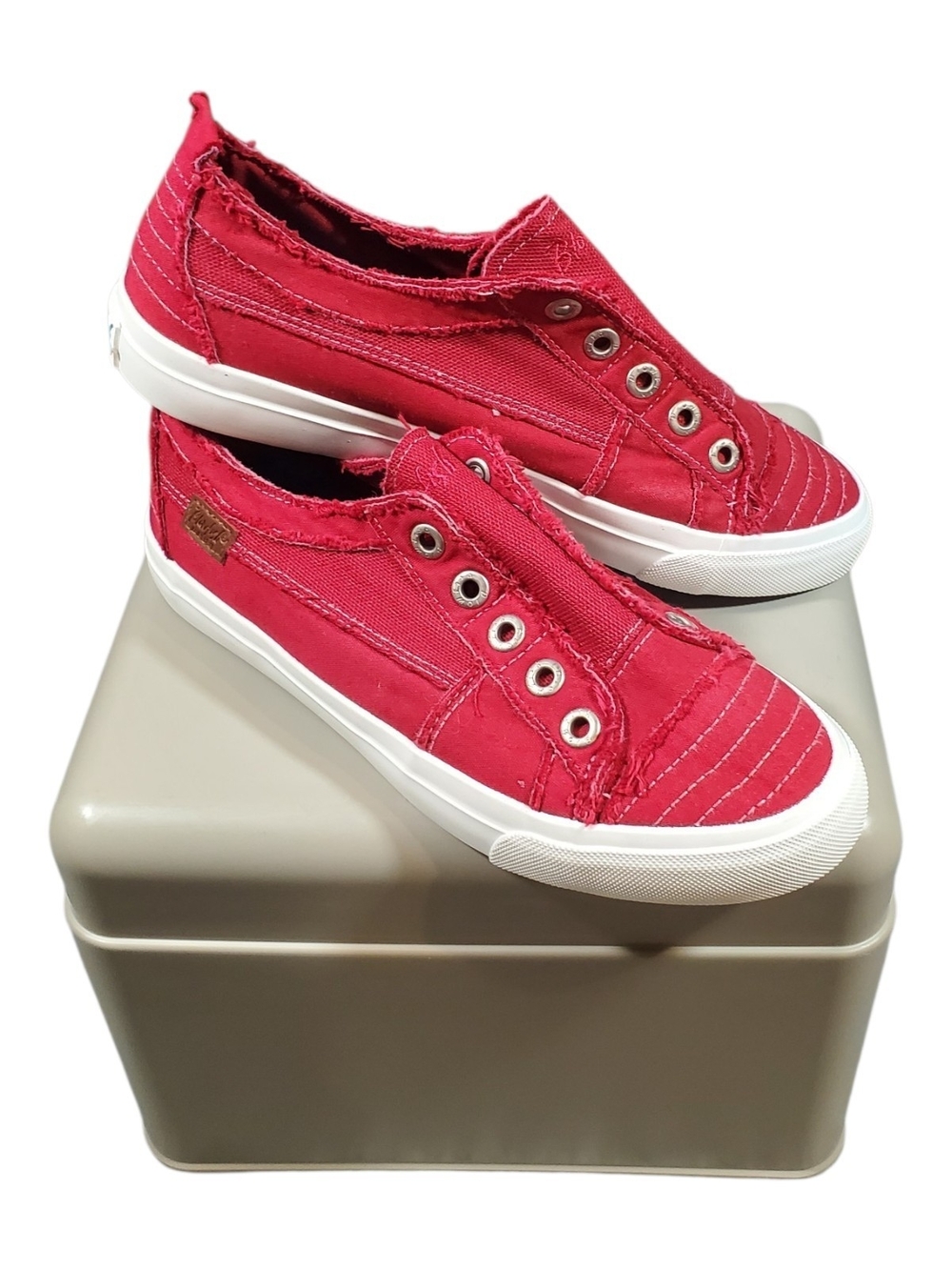 Blowfish Malibu red canvas slip on sneakers size 9 New without tags
